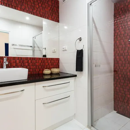Bright Modern Apartment *